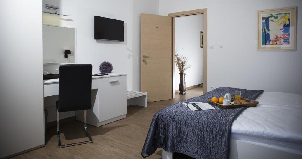 Room with desk, TV and terrace access at Comfort Zovko