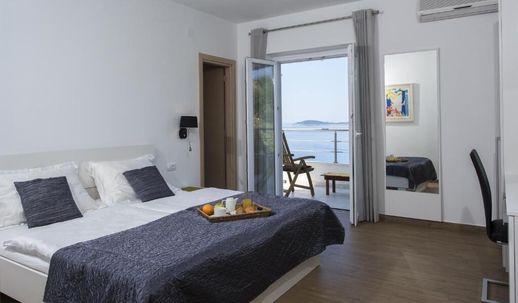 Bright room with sea view balcony at Comfort Zovko
